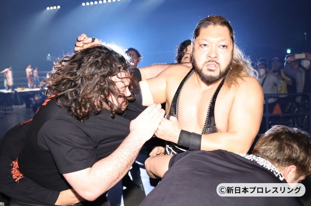 ウルフアロンとEVILが制御不能の大乱闘！